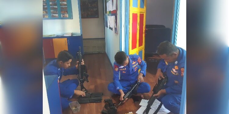 FOTO: IST/MATAKALTENG- Personel Ditpolairud Polda Kalteng sedang melakukan perawatan senjata.