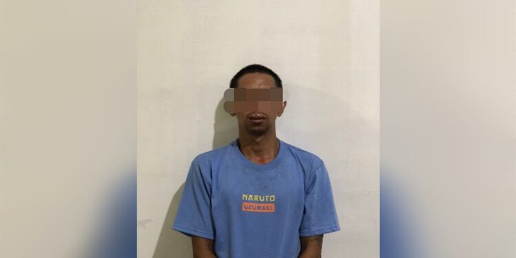 FOTO: IST/MATAKALTENG- Pelaku penikaman berinisial IW saat diamankan oleh pihak kepolisian Polsek Ketapang.