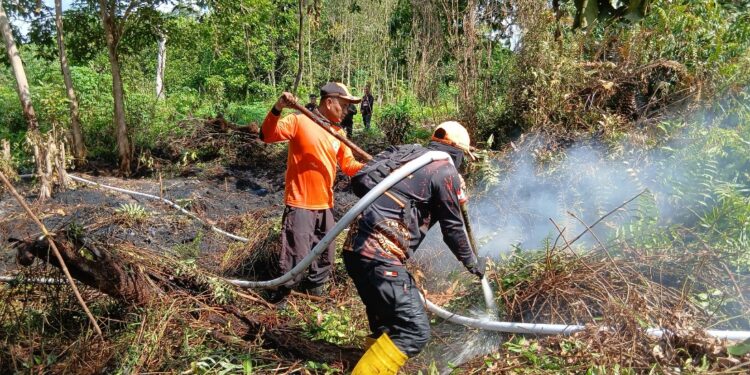 Foto: IST/MATA KALTENG - Upaya pemadam kebarakan di Jalan Karya Bersama, Sampit, 25 Juli 2025.