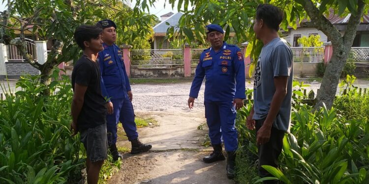 FOTO: IST/MATAKALTENG- Personel Ditpolairud Polda Kalteng sedang memberikan himbauan kepada masyarakat di sekitar Das Mentaya.