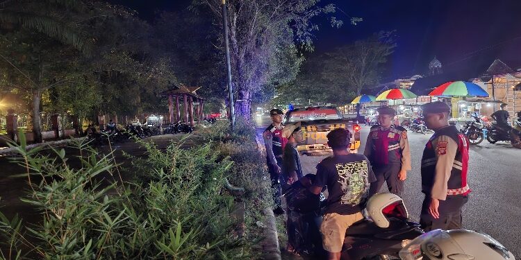 FOTO: IST/MATAKALTENG - Anggota Sabhara Polres Kotim, saat melakukan patroli malam di kota Sampit, Jumat 25 Juli 2025 malam. 