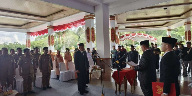 FOTO : MATAKALTENG - Suasana pelantikan Christian Rain sebagai Pj Sekda Katingan, di halaman teras kantor Bupati setempat.