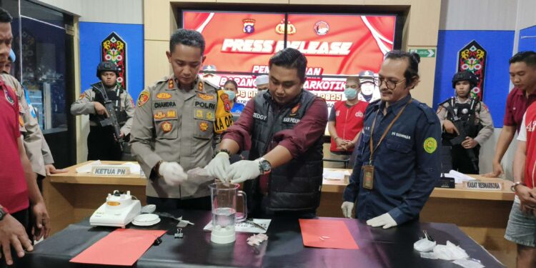 FOTO : MATAKALTENG - Suasana Press Release, di pimpin langsung Kapolres Katingan AKBP Chandra Ismawanto, di ruang Command Center Polres Katingan.
