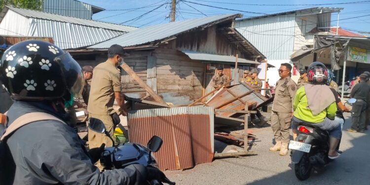 Foto:IST/MATA KALTENG - Penertiban pedagang liar di sekitar Jalan Suka Bumi menuju Pasar Keramat Sampit, 28 Juli 2025.