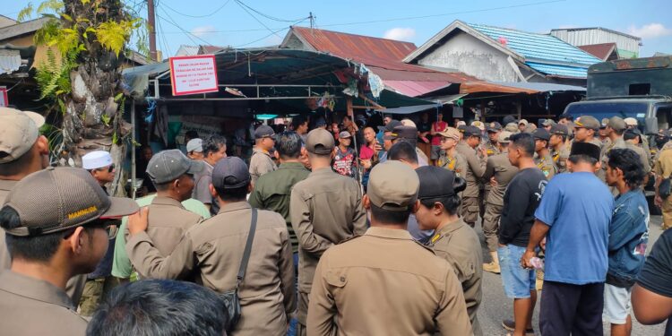 Foto:IST/MATA KALTENG - Aksi penolakan pedagang liar di sekitar Jalan Suka Bumi menuju Pasar Keramat Sampit saat ditertibkan, 28 Juli 2025.