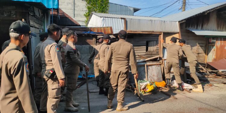 Foto: IST/MATA KALTENG - Penertiban pedagang liar di sekitar Jalan Suka Bumi menuju Pasar Keramat Sampit, 28 Juli 2025.