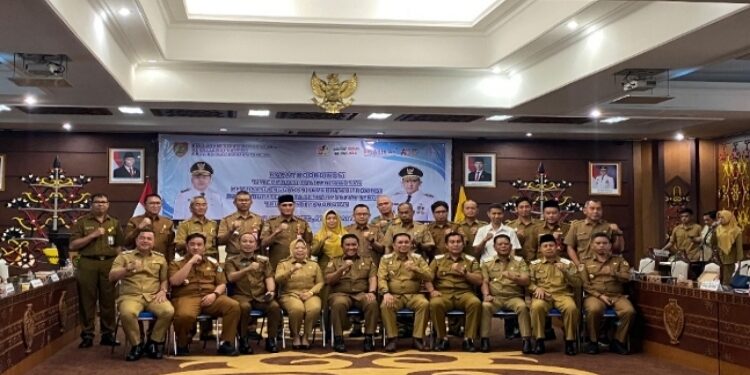 FOTO: NRA/MATAKALTENG - Foto Bersama usai kegiatan Rapat Koordinasi Tim Evaluasi dan Pengawasan Realisasi Anggaran (TEPRA) Triwulan II Tahun 2025, Senin 28 Juli 2025 di Aula Eka Hapakat, Kantor Gubernur Kalteng.