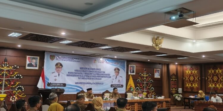 FOTO: NRA/MATAKALTENG - Wakil Gubernur Kalimantan Tengah, Edy Pratowo saat berlangsungnya Rapat Koordinasi TEPRA Triwulan II, diAula Eka Hapakat Kantor Gubernur Kalteng, Senin 28 Juli 2025.