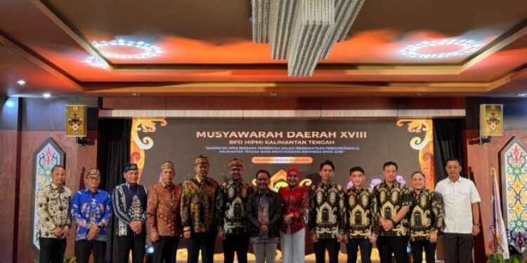 FOTO: NRA/MATAKALTENG - Foto Bersama Gubernur Kalimantan Tengah berserta Tamu Undangan dan peserta kegiatan Musyawarah Daerah (Musda) XVIII BPD Himpunan Pengusaha Muda Indonesia (HIPMI) Kalimantan Tengah di Aula Jayang Tingang, Senin 28 Juli 2025.