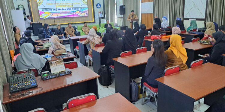 Foto: IST/MATA KALTENG - Pembukaan lomba guru dan kepala sekolah berprestasi di Kotim, 29 Juli 2025.