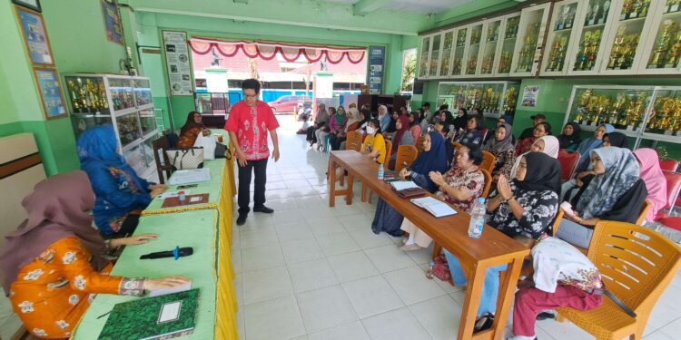 Foto:IST/MATA KALTENG - Penandatanganan Fakta Integritas wali murid di SMPN 1 Sampit, 29 Juli 2025.