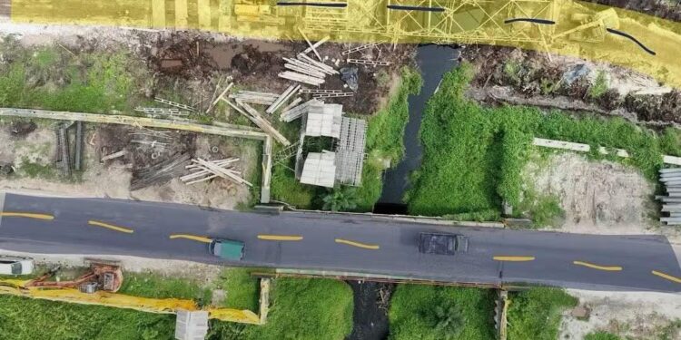 FOTO:IST/MATAKALTENG- Kondisi Jembatan Sei Lenggana setalah dibuat jalur alternatif, namun jembatan belum dibongkar.