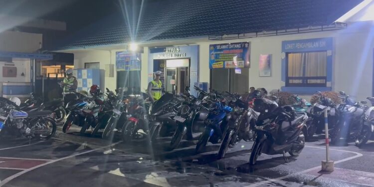 FOTO: MATAKALTENG- Puluhan kendaraan yang terjaring razia dalam rangka Cegah dan Antisipasi Balapan Liar di Kota Sampit pada Sabtu, 26 Juli 2025 malam.