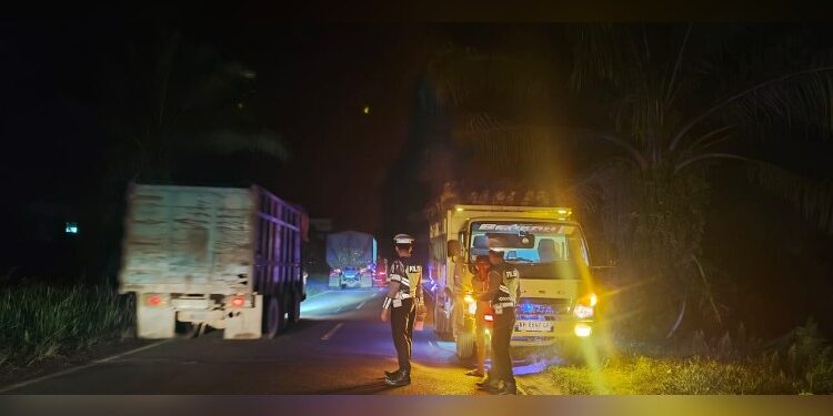 FOTO: IST/MATAKALTENG- Anggota Satlantas Polres Kotim sedang melakukan patroli dan pengaturan lalu lintas di wilayah hukumnya.