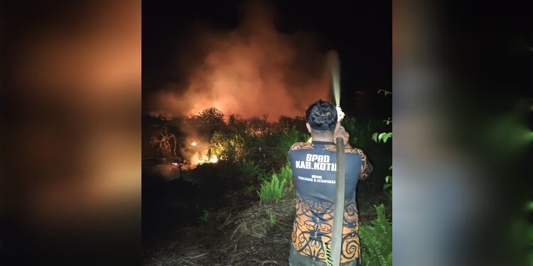 Foto:IST/MATA KALTENG - Proses pemadaman karhutla di Baamang Hulu, 29 Juli 202.