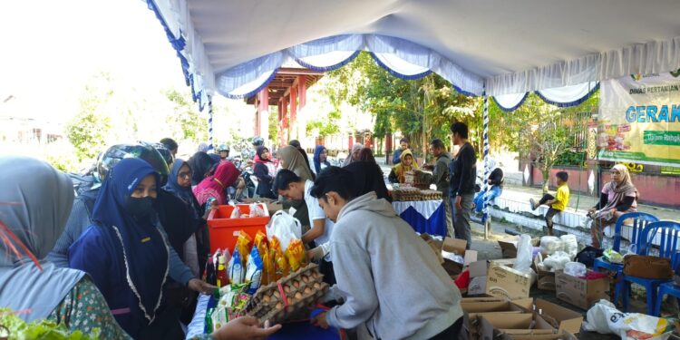 Foto:IST/MATA KALTENG - Pasar murah di Taman Kota Sampit, 30 Juli 2025.