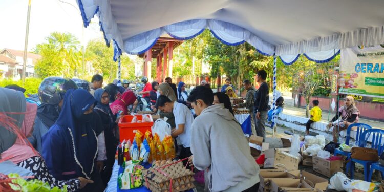 Foto:IST/MATA KALTENG - Pasar murah di Taman Kota Sampit, 30 Juli 2025.
