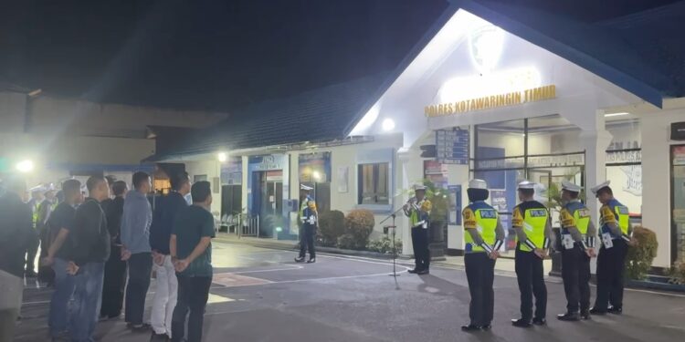 FOTO: AGUS/MATAKALTENG- Kasat Lantas Polres Kotim, saat memimpin apel dengan anggota Satlantas beberapa waktu lalu.