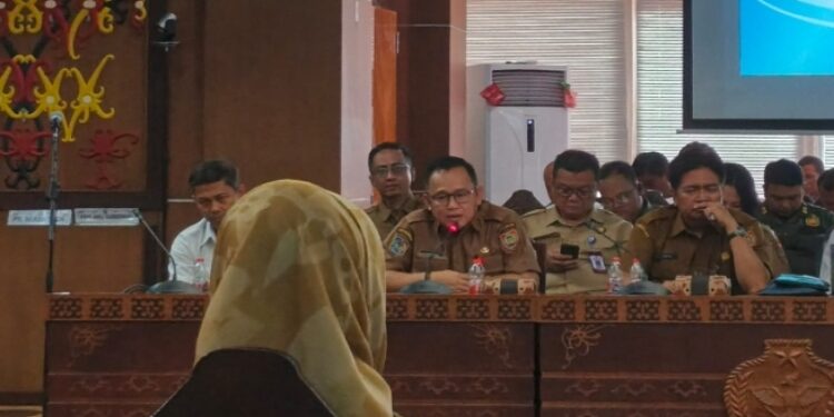 FOTO: NRA/MATAKALTENG - Kepala Dinas Energi dan Sumber Daya Mineral (ESDM) Kalteng, Vent Chriswaysaat, saat menghadiri Rapat Koordinasi TEPRA Triwulan II.