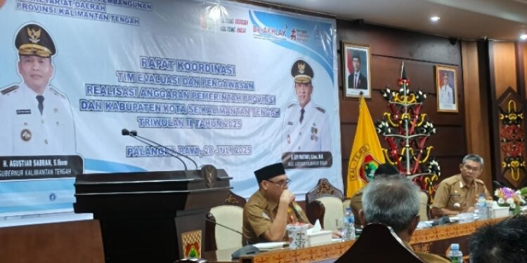 FOTO: NRA/MATAKALTENG - Kepala Badan Pendapatan Daerah (Bapenda) Provinsi Kalimantan Tengah, Anang Dirjo, saat menghadiri Rapat Koordinasi TEPRA Triwulan II.