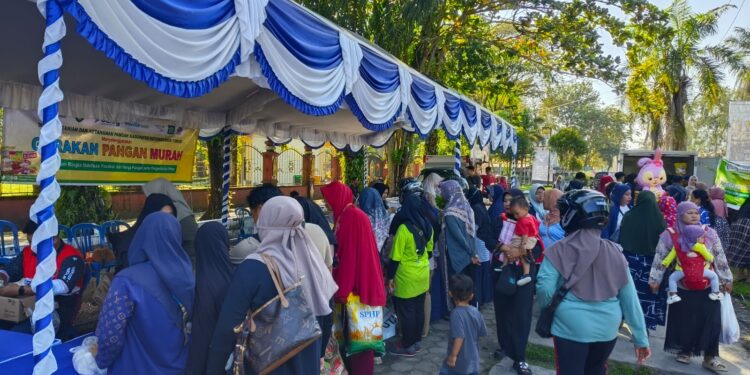 Foto:IST/MATA KALTENG - Pasar murah di Taman Kota Sampit, 30 Juli 2025.