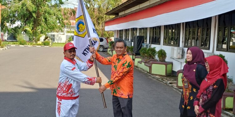 Foto:IST/MATA KALTENG - Pelepasan Kontingen Kab. Kotim pada kegiatan Pekan Daerah Petani Nelayan Andalan XIV Pangkalan Bun di Halaman Kantor Bupati Kotim, 31 Juli 2025.