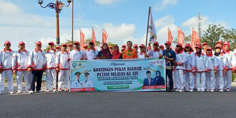 Foto:IST/MATA KALTENG - Pelepasan Kontingen Kab. Kotim pada kegiatan Pekan Daerah Petani Nelayan Andalan XIV Pangkalan Bun di Halaman Kantor Bupati Kotim, 31 Juli 2025.