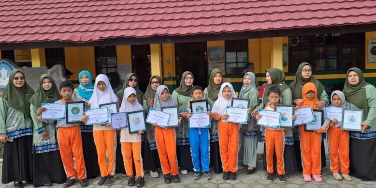 Foto:IST/MATA KALTENG - Pemberian penghargaan kepada siswa berprestasi di SDN 7 Baamang Hilir.