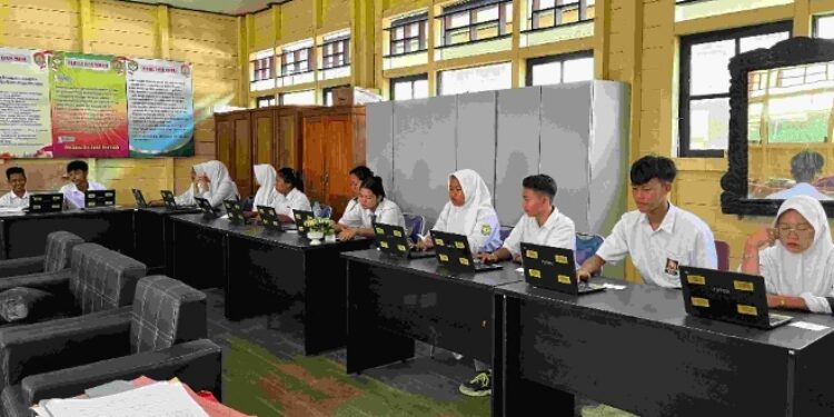 FOTO: IST/MATAKALTENG - Suasana penuh semangat terlihat di SMAN 4 Buntok setelah jaringan internet berbasis satelit Starlink resmi aktif di sekolah tersebut.