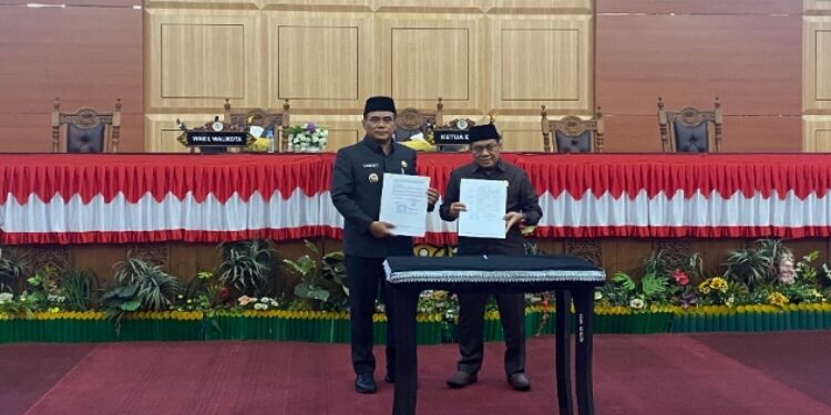 FOTO: NRA/MATAKALTENG - Persetujuan Bersama DPRD Kota Palangka Raya dan Pemerintah Kota Palangka Raya tentang Rancangan Peraturan Daerah dan Peraturan Wali Kota tentang Pertanggungjawaban Pelaksanaan APBD Tahun Anggaran 2024 dalam Rapat Paripurna ke-12 Masa Persidangan III Tahun 2024–2025 yang digelar diruang rapat paripurna DPRD Kota Palangka Raya, Kamis 31 Juli 2025.