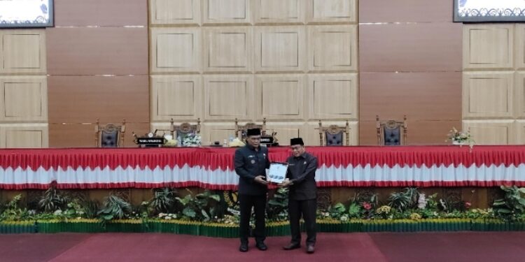 FOTO: NRA/MATAKALTENG - Penyerahan nota keuangan dan Rancangan Perubahan Anggaran Pendapatan dan Belanja Daerah (APBD) Tahun Anggaran 2025 dari Pemerintah Kota Palangka Raya kepada DPRD Kota Palangka Raya, Jumat 31 Juli 2025.