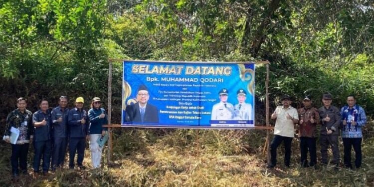 FOTO: IST/MATAKALTENG - Wakil Kepala Staf Kepresidenan RI, Muhammad Qodari saat melakukan peninjauan Sekolah Garuda bersama Forkopimda Kabupaten Katingan dan Kepala Kantor Pertanahan Katingan, Dwiyana Oktarini, Kamis 31 Juli 2025.
