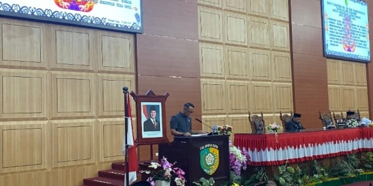 FOTO: NRA/MATAKALTENG - Juru Bicara Laporan Badan Anggaran, Jati Asmoro, saat menyampaiakan hasil pembahasan Rancangan Peraturan Daerah dan Peraturan Walikota Palangka Raya tentang Rancangan Peraturan Daerah (Ranperda) tentang Pertanggungjawaban Pelaksanaan APBD Tahun Anggaran 2024, Kamis 31 Juli 2025.
