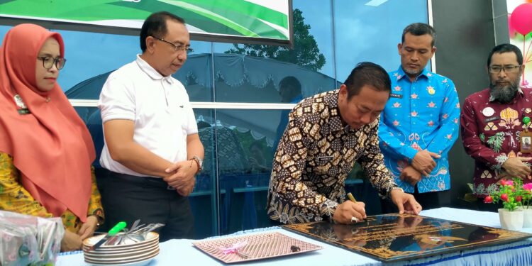 FOTO: MATAKALTENG - Bupati Sukamara, Masduki menandatangi prasasti peresmian gedung UPT Labkesmas Sukamara.