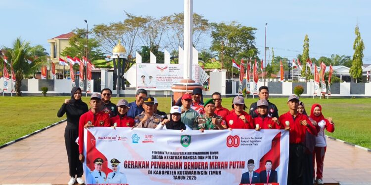Foto:IST/MATA KALTENG - Pembagian bendera merah putih gratis oleh Pemkab Kotim, 1 Agustus 2025.