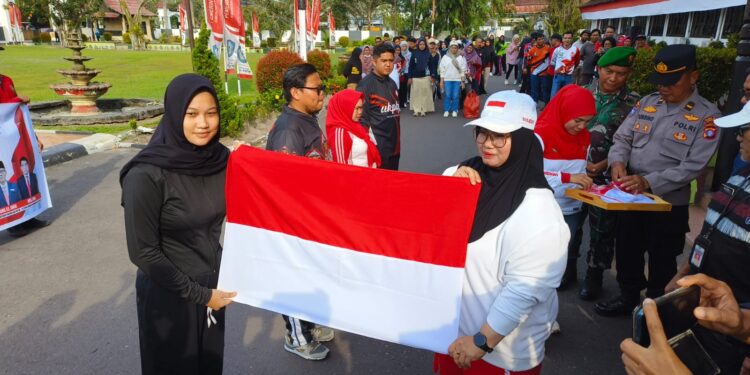 Foto: IST/MATA KALTENG - Pembagian bendera merah putih gratis oleh Pemkab Kotim, 1 Agustus 2025.