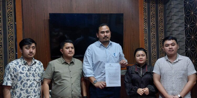 FOTO: MATAKALTENG - Aditya Sembadha bersama tim kuasa hukum dan klien.