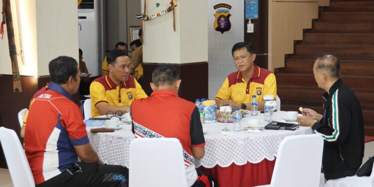 FOTO: MATAKALTENG - Kapolda Kalteng, Irjen Pol Iwan Kurniawan dan Wakapolda, Brigjen Pol Rakhmad Setyadi, pada saat berdiskusi bersama PBVSI Kalteng.