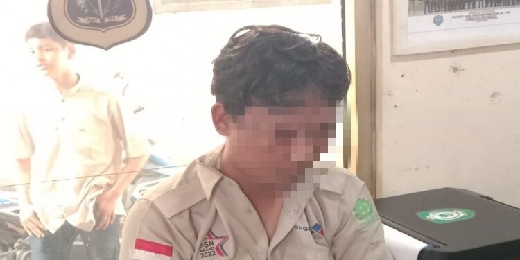 FOTO: IST/MATAKALTENG - Pelaku Pencurian kotak amal saat diamankan para pedagang di PPM Sampit, Jumat 1 Agustus 2025.