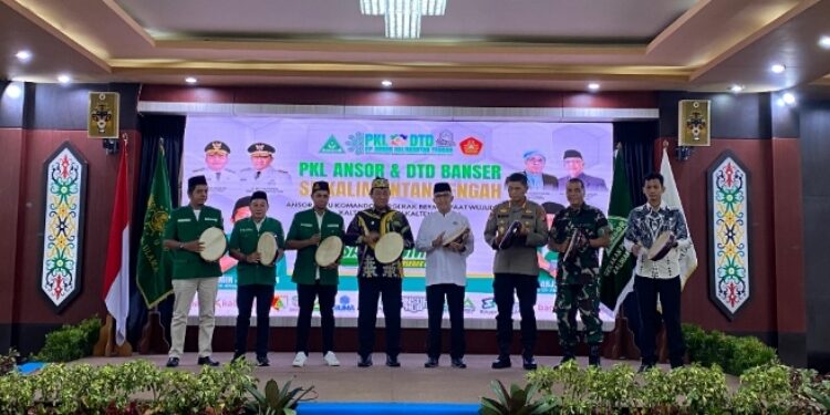 FOTO: NRA/MATAKALTENG - Wakil Gubernur Kalteng , Edy Pratowo saat membuka secara resmi Pendidikan Kader Lanjutan (PKL) dan Diklat Terpadu Dasar (DTD) GP Ansor se-Kalimantan Tengah 2025, Jumat 1 Agustus 2025 di Aula Jayang Tingang.