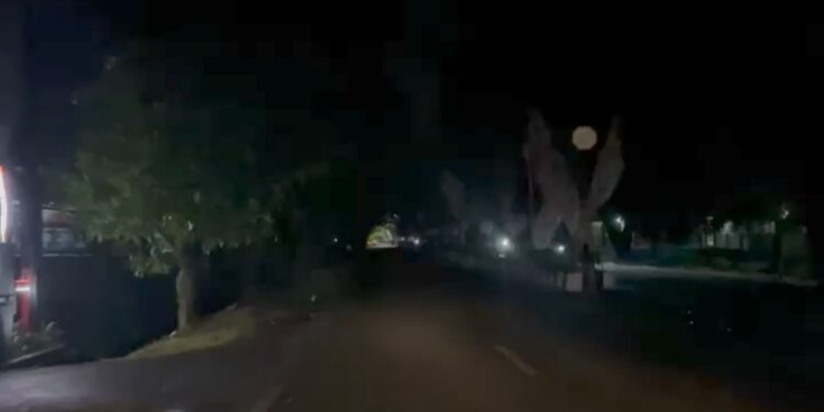 FOTO: AGUS/MATAKALTENG - Terlihat kondisi lampu di Jalan HM Arsyad gelap gulita pada Minggu 3 Agustus 2025 malam. 