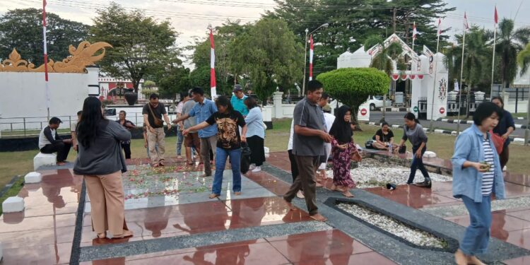 FOTO: MATAKALTENG - Ahli waris Dambung Djaya Angin pada saat ziarah di makam Dambung Djaya Angin, di halaman kantor DPRD Kalteng.