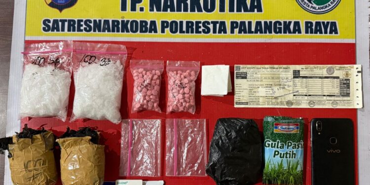 FOTO: MATAKALTENG - Barang bukti 200 gram sabu dan 200 butir ekstasi milik terduga pelaku MB alias Ibus, saat diamankan di Mapolresta Palangka Raya.