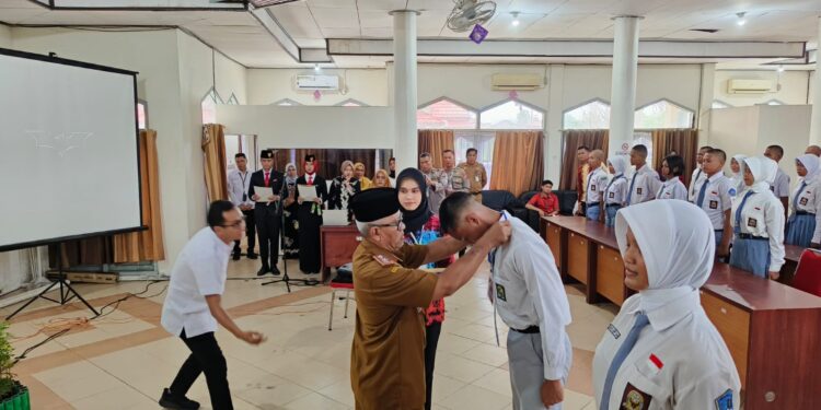 Foto: IST/MATA KALTENG - PJ Sekda Kotim Masri saat sematkam tanda diklat Paskibraka, 4 Agustus 2025.
