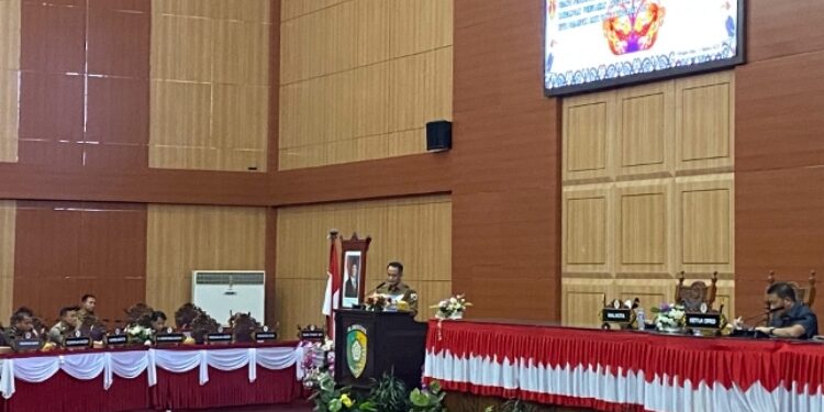 FOTO: NRA/MATAKALTENG - WaliKota Palangka Raya, Fairid Naparin, dalam Rapat Paripurna ke-14 Masa Persidangan III Tahun Sidang 2024–2025 yang digelar di ruang paripurna DPRD Kota Palangka Raya, Senin 4 Agustus 2025.