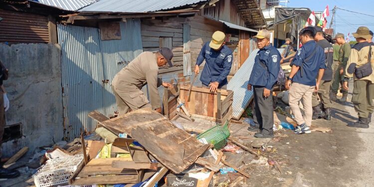 Foto:IST/MATA KALTENG - Pembersihan sisa-sisa bangunan pasar liar yang ditertibkan di Jalan Sukabumi menuju pasar keramat Sampit, 5 Agustus 2025.