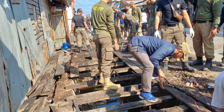 Foto:IST/MATA KALTENG - Pembersihan sisa-sisa bangunan pasar liar yang ditertibkan di Jalan Sukabumi menuju pasar keramat Sampit, 5 Agustus 2025.