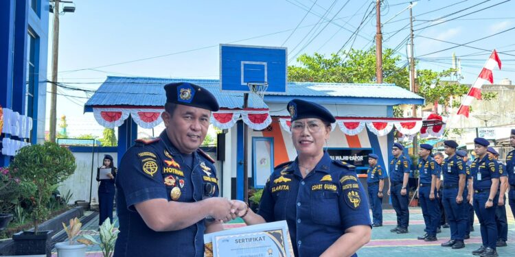 Foto: IST/MATA KALTENG - Penyerahan piagam penghargaan pegawai teladan bulan Juli di KSOP kelas III Sampit oleh Kepala Kantor KSOP Kelas III Sampit Hotman Siagian (kiri), 5 Agustus 2025.