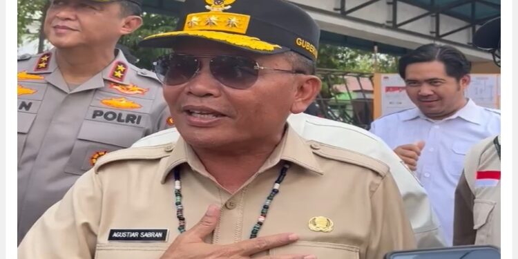 FOTO: IST/MATAKALTENG - Gubernur Kalteng, H Agustiar Sabran saat diwawancarai di lokasi TPS.