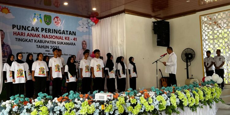 Foto : MATAKALTENG - Bupati Sukamara Masduki mengukuhkan Forum Anak Daerah (FAD) Kabupaten Sukamara masa bakti 2025-2027 di gedung Sanggar Budaya pada Rabu (6/8/2025).